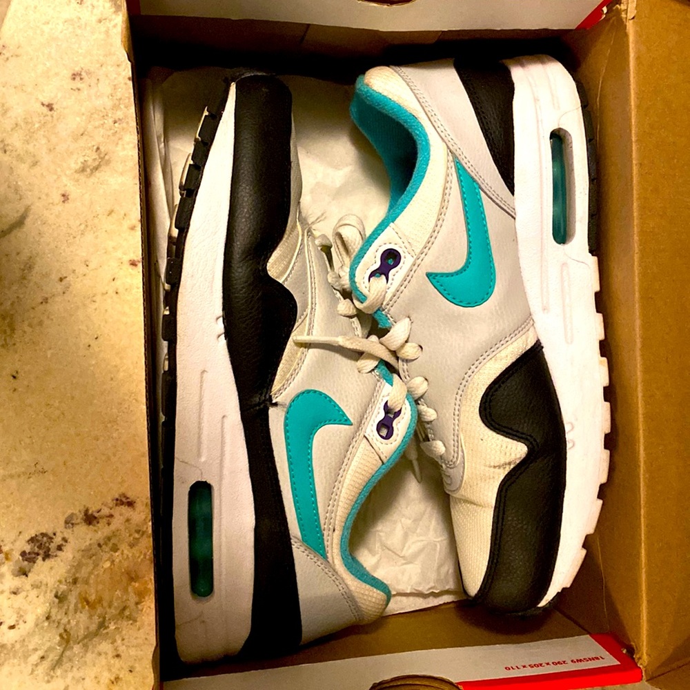 Used Nike Airmax 1 (GS) white and teal  7 Youth